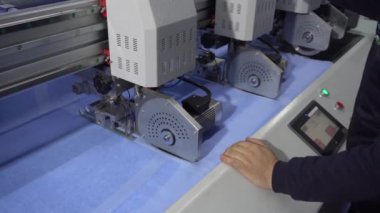 Havlu dikme ve kesme makinesi fabrikada çalışıyor.