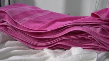 Havlu dikme ve kesme makinesi fabrikada çalışıyor.