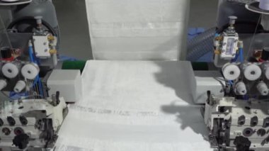 Havlu dikme ve kesme makinesi fabrikada çalışıyor.