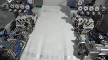 Havlu dikme ve kesme makinesi fabrikada çalışıyor.