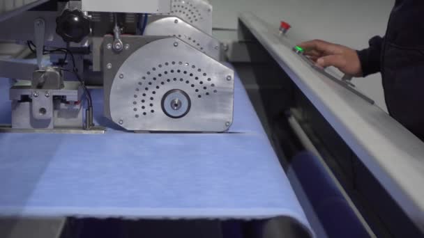工場で働くタオル縫うことおよび切断機 — ストック動画