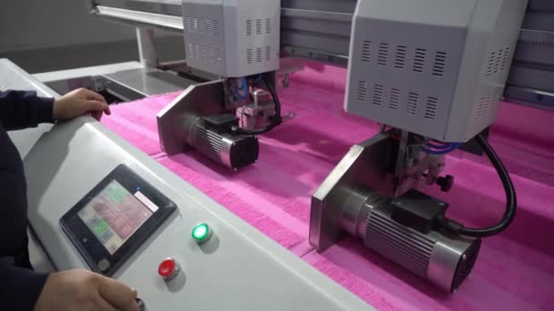 Máquina Coser Cortar Toallas Que Trabaja Fábrica — Vídeos de Stock