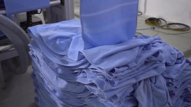 在工厂工作的毛巾缝纫机和切割机 — 图库视频影像