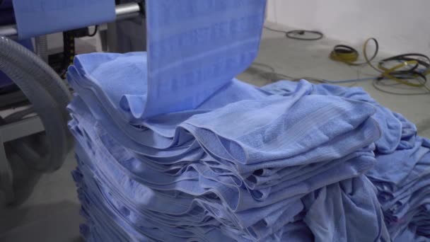 工場で働くタオル縫うことおよび切断機 — ストック動画