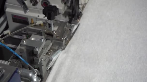 Máquina Coser Cortar Toallas Que Trabaja Fábrica — Vídeos de Stock