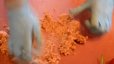 Şef büyük bıçakla sebze doğruyor.