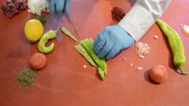 Urfa kebabı için biber kesimi