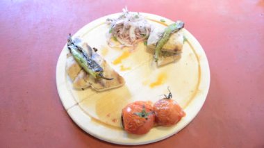 Tabakta Türk kebabı sunumu