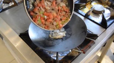 Erkek Aşçı Lokanta Mutfağında Flambe Pişiriyor