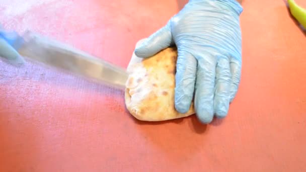 Різання Турецького Хліба Ножем — стокове відео