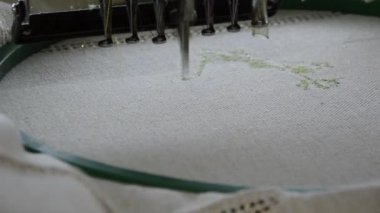 Kumaş nakış makinesi. Tekstil endüstrisi.