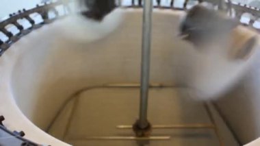 Kumaş örmek tekstil fabrikasında makine yapmak