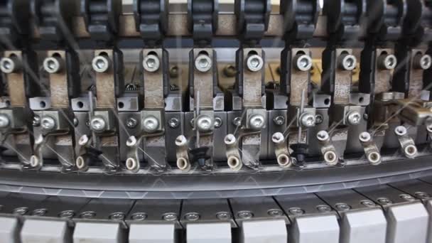 織物工場で機械を作る編み物の生地 — ストック動画