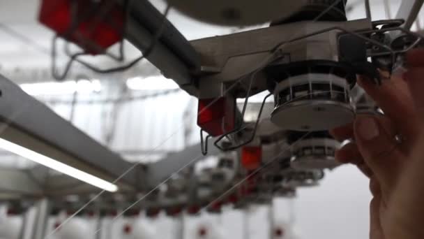 Tejer Máquinas Para Hacer Telas Fábrica Textil — Vídeos de Stock
