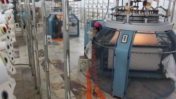 Kumaş Örmek Tekstil Fabrikasında Makine Yapmak — Stok video