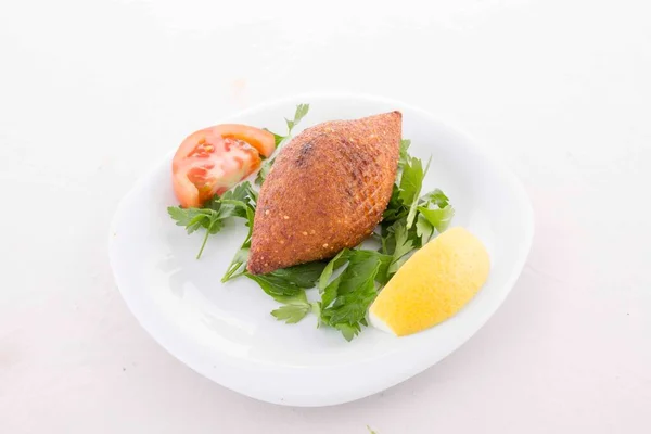 Türk yemeği bulguru ve kırmızı et kombinasyonuyla yapıldı, servis sırasında bol yağda kızartıldı ve sebzelerle servis edildi