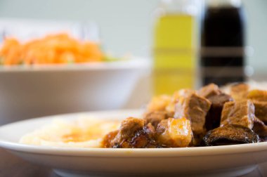 Türk yemekleri tencerede pişiyor