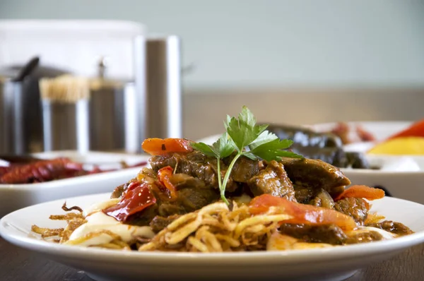 Türk yemekleri tencerede pişiyor