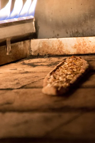 Türk pidesi fırında pişiyor.