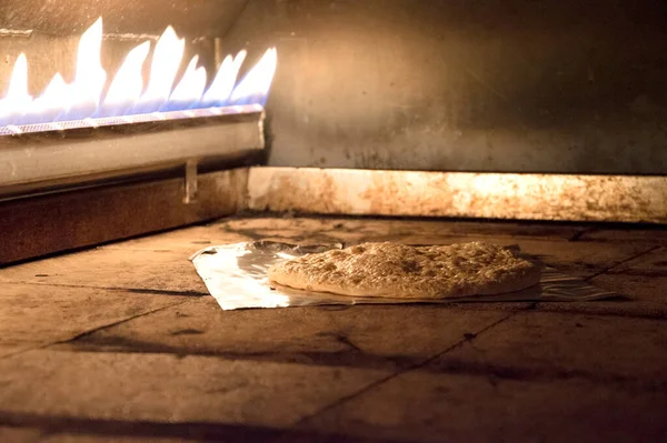 Türk pidesi fırında pişiyor.