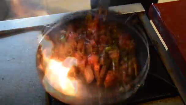 Mężczyzna Kucharz Gotowanie Flambe Mięso Restauracja Kuchnia — Wideo stockowe