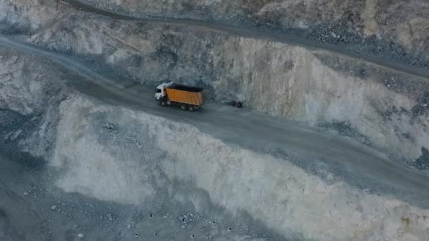 在建筑工地工作的石制卡车 — 图库视频影像