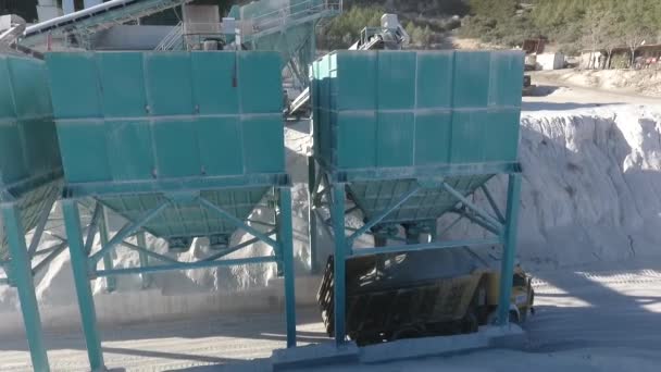 Вантажівки Працюють Заводі Переробки Каменю — стокове відео