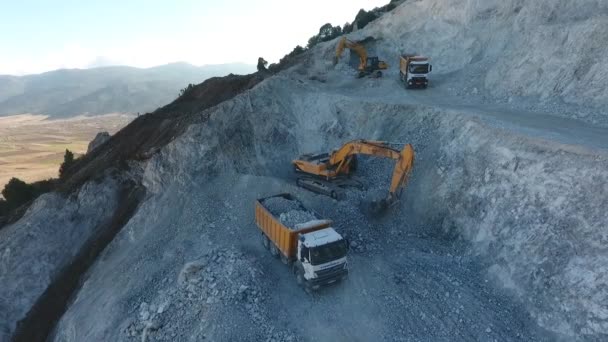 Camión Piedra Que Trabaja Sitio Construcción — Vídeo de stock