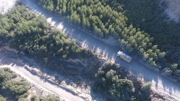 Camión Que Lleva Piedras Camino Entre Los Árboles — Vídeo de stock