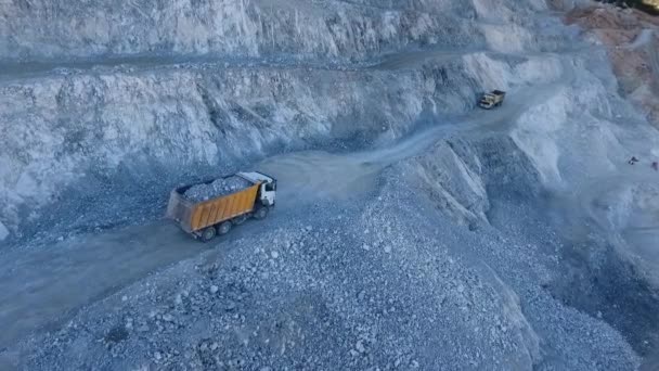 Camión Piedra Que Trabaja Sitio Construcción — Vídeo de stock