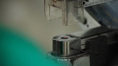 Dikiş düğmeleri gömlek için çekme makinesi
