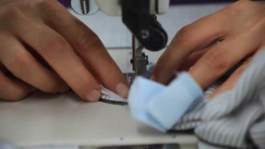 Fabrikada kumaş dikiş makinesi