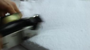 Bir tekstil fabrikasında kesilen kumaşların etiketlenmesi