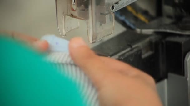 Dikiş Düğmeleri Gömlek Için Çekme Makinesi — Stok video