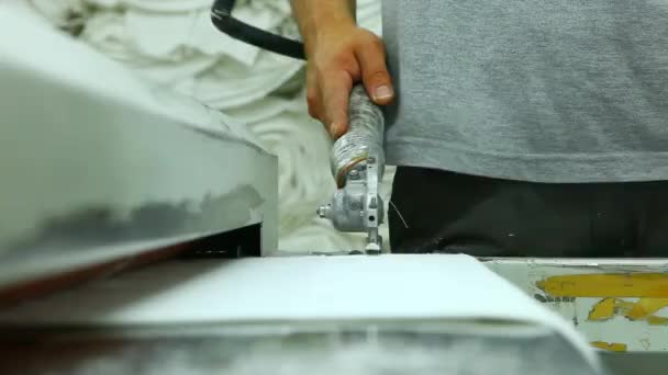 Snijden Van Weefsels Met Een Groot Mes Een Textielfabriek — Stockvideo