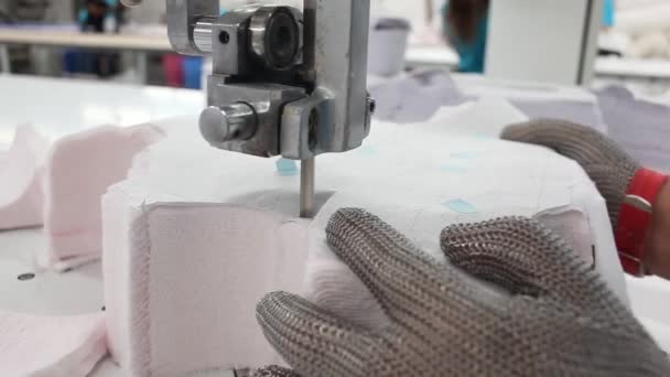 Tekstil Fabrikasında Büyük Bir Bıçakla Kumaş Kesiyor — Stok video