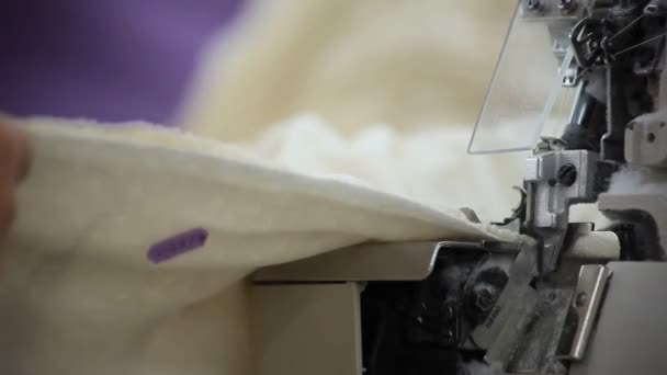 Fabrikada Kumaş Dikiş Makinesi — Stok video