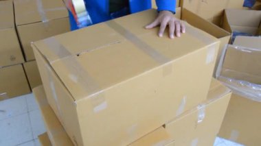 Dışa aktarılacak havlularla dolu kutular