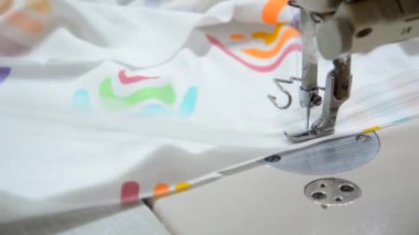 Fabrikada kumaş dikiş makinesi