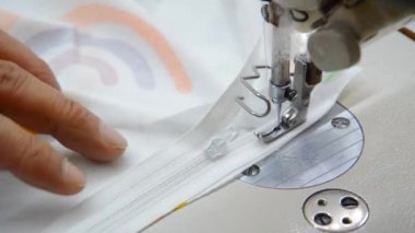 Fabrikada kumaş dikiş makinesi