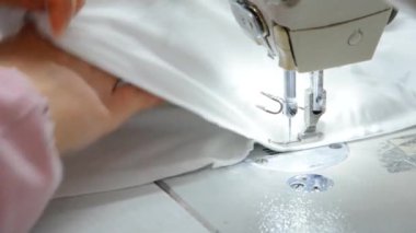 Fabrikada kumaş dikiş makinesi