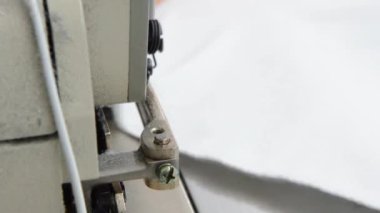 Fabrikada kumaş dikiş makinesi