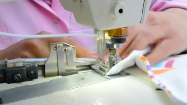 Fabrikada kumaş dikiş makinesi