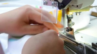 Fabrikada kumaş dikiş makinesi
