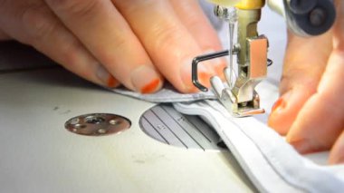 Fabrikada kumaş dikiş makinesi