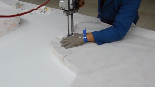 Tekstil Fabrikasında Büyük Bir Bıçakla Kumaş Kesiyor — Stok video