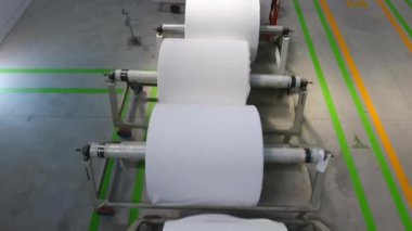 Tekstil fabrikasında kumaş boyayan makinelerin hava görüntüleri.