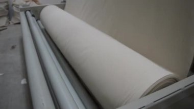 Tekstil fabrikasındaki kumaş boyama makinelerinin detaylı görüntüleri.