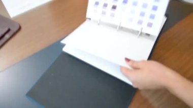 Fabrikada boyanacak kumaşların renkleri için renk çizelgesi