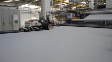 Tekstil fabrikasındaki kumaş boyama makinelerinin detaylı görüntüleri.